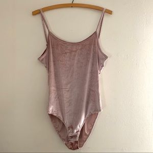 Gorgeous velvet bodysuit in a pretty dusty pink!